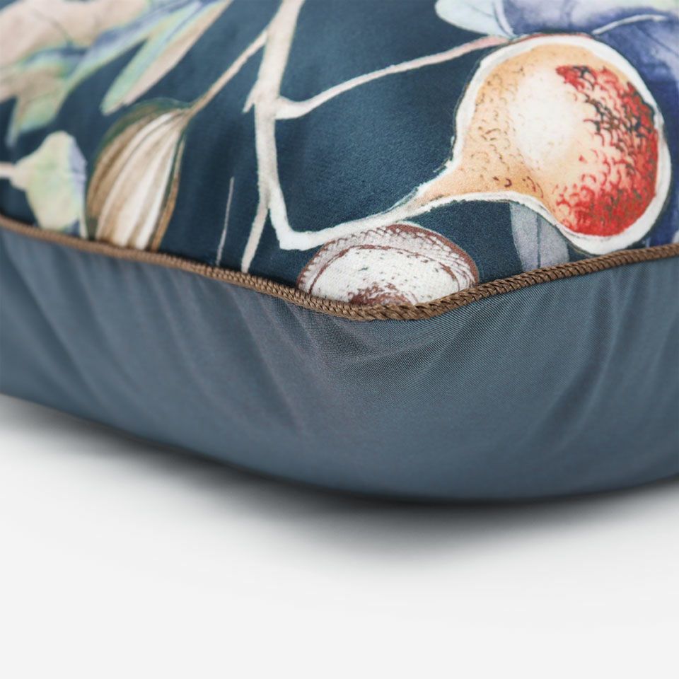 表面と裏面の異なるデザイン／ブラウン色のパイピングをつけています／表面カラー：ブルー／裏面カラー：ダークブルー