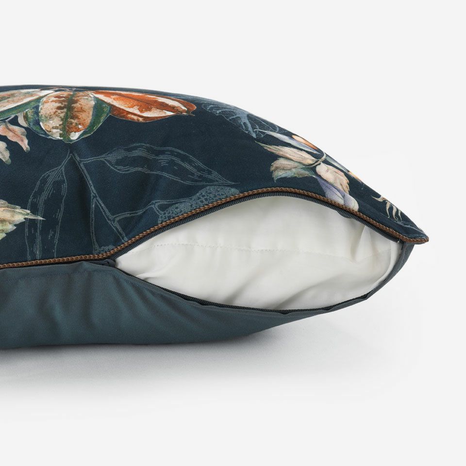 生地の色目に合わせたファスナー色を使用し、ファスナー部分に生地を片側から被せています