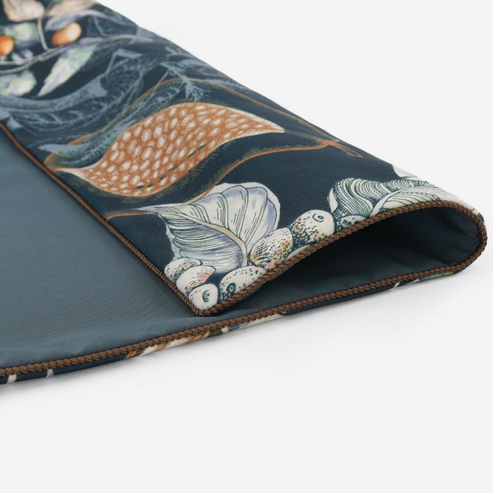 グラデーションが美しい大きな葉とパパイヤ・イチジク・スターフルーツなどが水彩調に描かれています