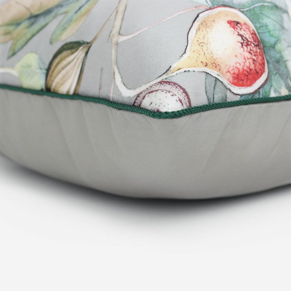 表面と裏面の異なるデザイン／グリーン色のパイピングをつけています／表面カラー：グレー／裏面カラー：ライトグレー