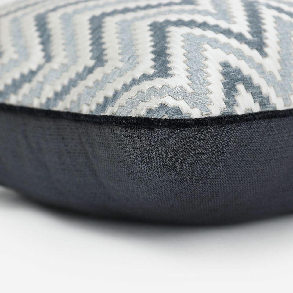 表面と裏面の異なるデザイン／ブラック色のパイピングをつけています／表面カラー：ブルー／裏面カラー：ダークブルー