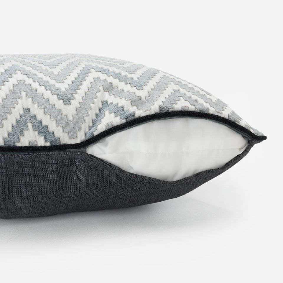 生地の色目に合わせたファスナー色を使用し、ファスナー部分に生地を片側から被せています