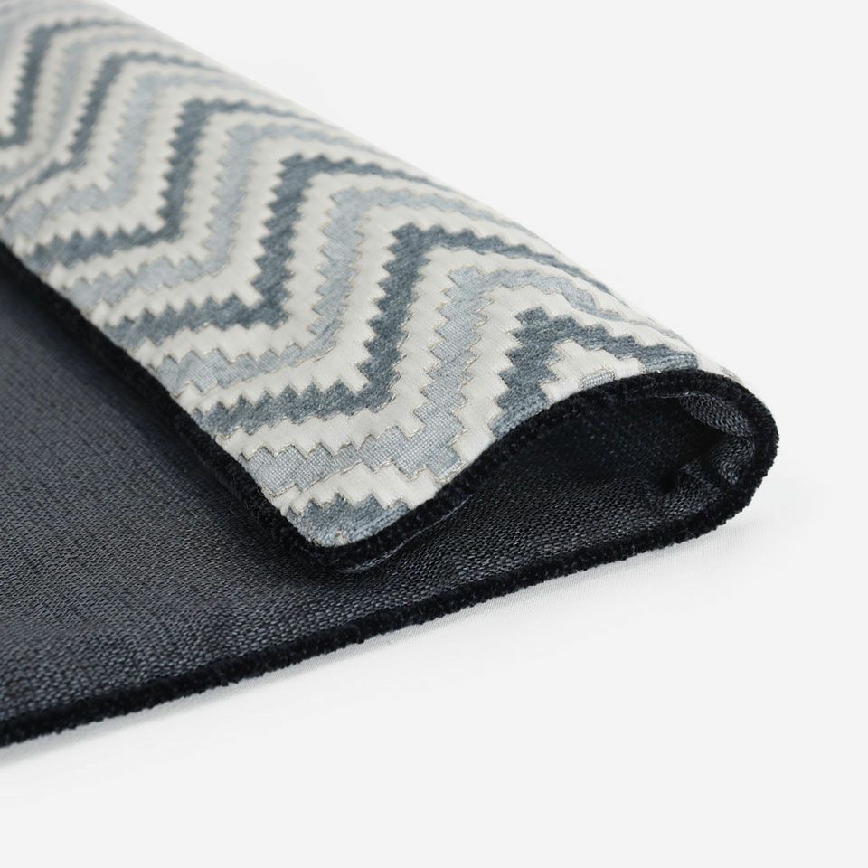 パターンはシンプルですがモール糸とつやっとした光沢のある糸を組み合わせて織り上げた、テクスチャーを感じられ素材感のある生地です