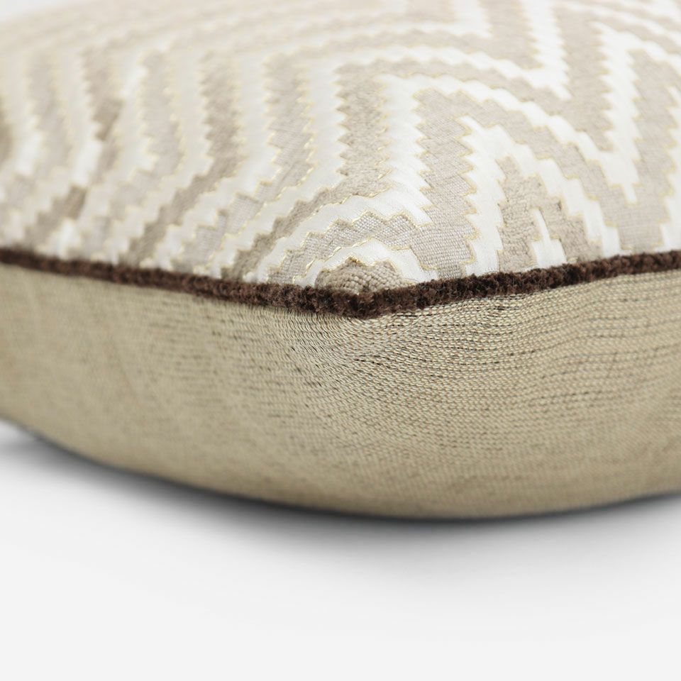 表面と裏面の異なるデザイン／ブラウン色のパイピングをつけています／表面カラー：ベージュ／裏面カラー：ベージュ