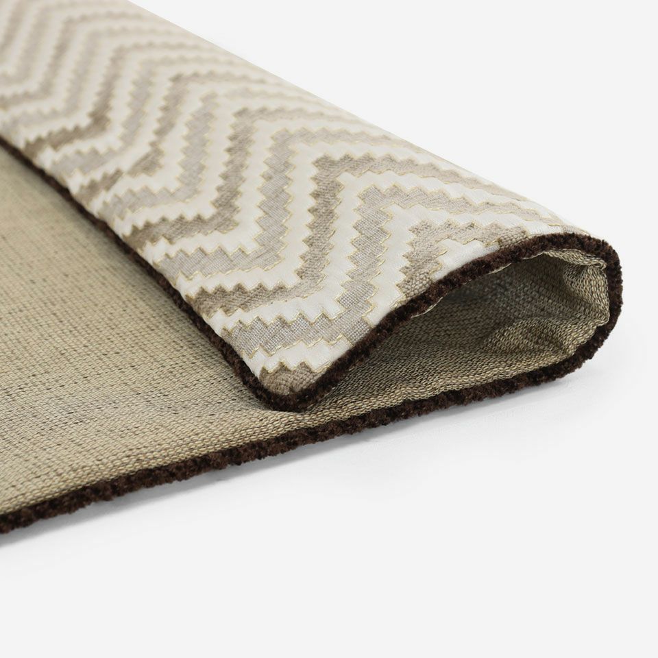 パターンはシンプルですがモール糸とつやっとした光沢のある糸を組み合わせて織り上げた、テクスチャーを感じられ素材感のある生地です