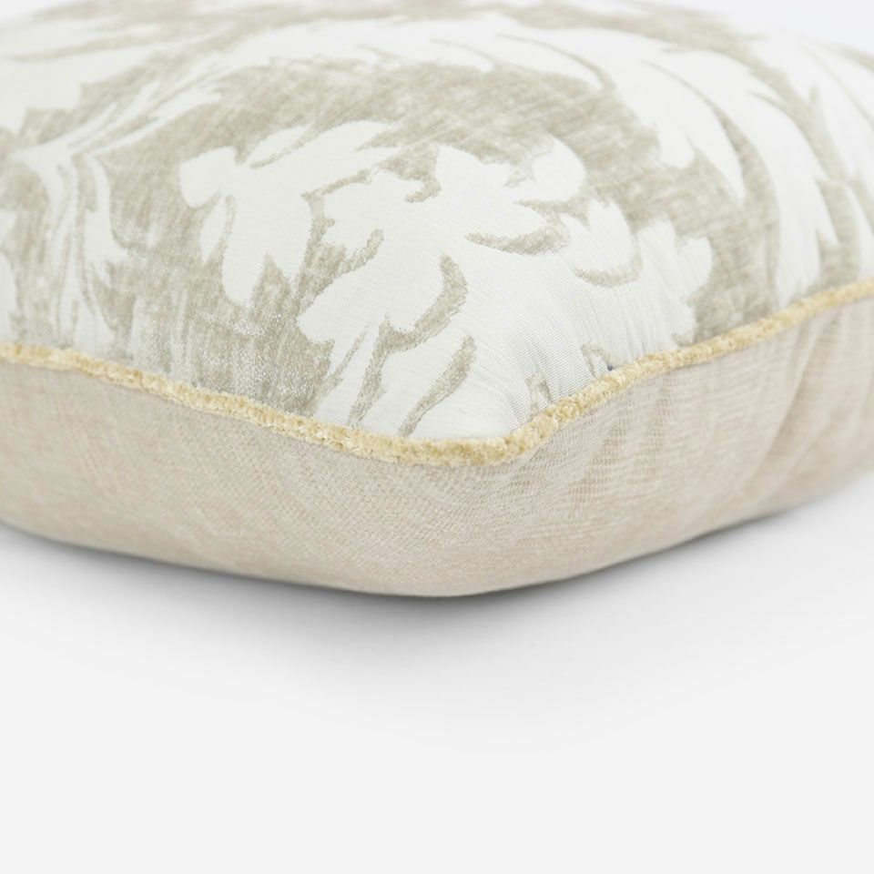 表面と裏面の異なるデザイン／ベージュ色のパイピングをつけています／表面カラー：ベージュ／裏面カラー：アイボリー