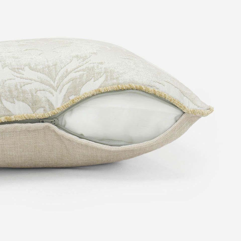 生地の色目に合わせたファスナー色を使用し、ファスナー部分に生地を片側から被せています