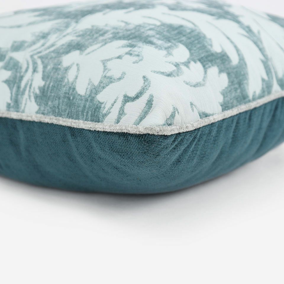 表面と裏面の異なるデザイン／ライトブルー色のパイピングをつけています／表面カラー：ライトブルー／裏面カラー：ブルーグリーン