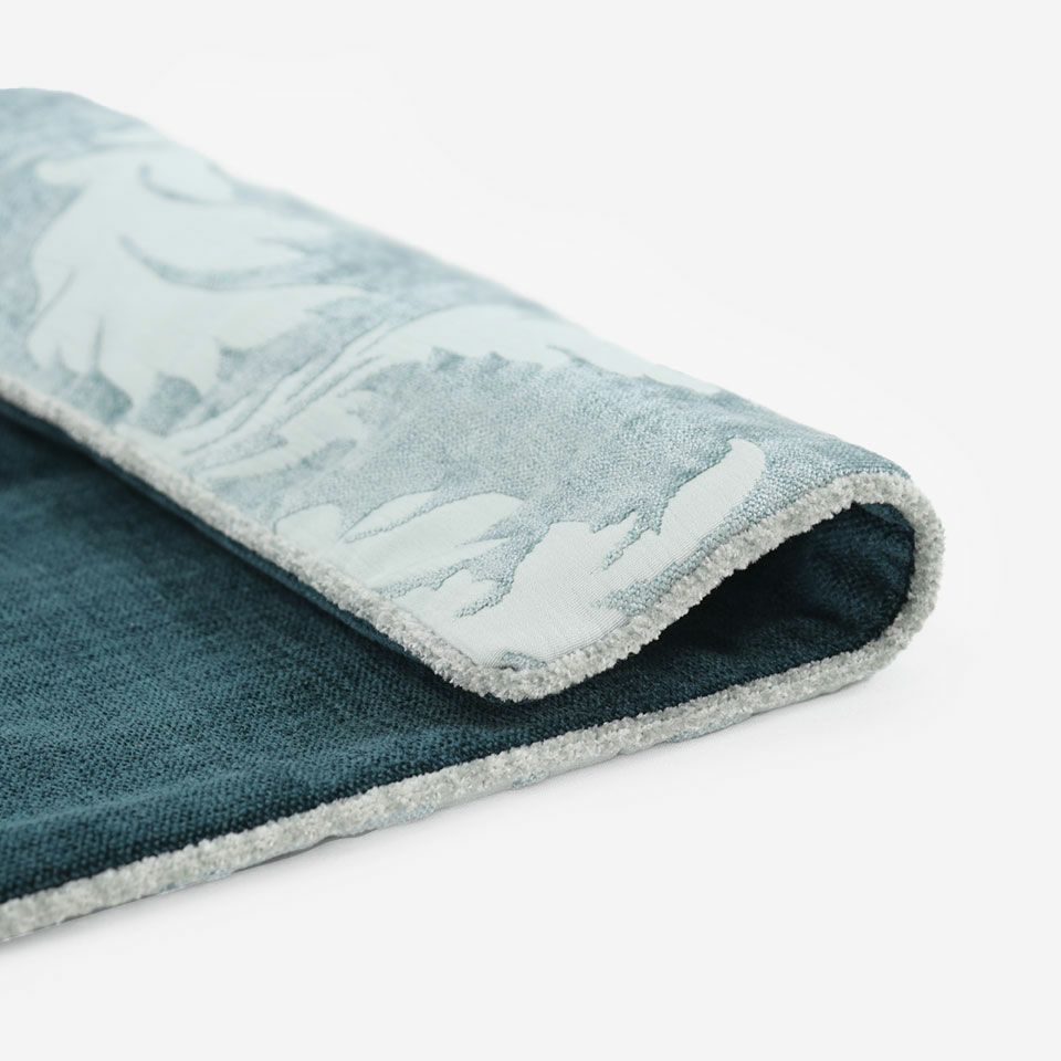 エレガントモダンなツートーンカラーのシェニールダマスク生地です