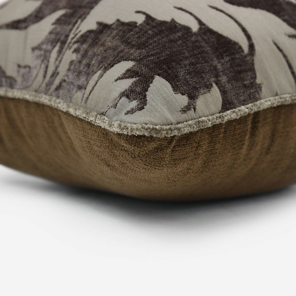 表面と裏面の異なるデザイン／ブラウン色のパイピングをつけています／表面カラー：ブラウン／裏面カラー：ブラウン