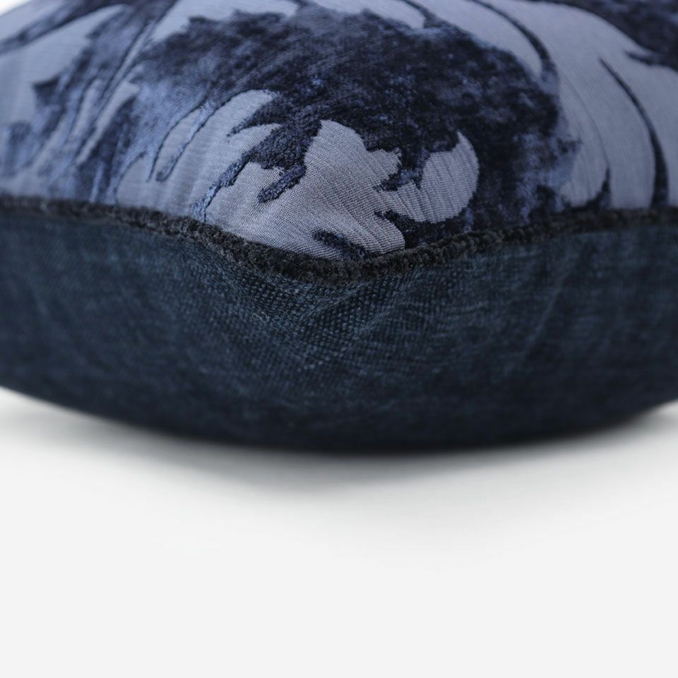 表面と裏面の異なるデザイン／ダークブルー色のパイピングをつけています／表面カラー：ダークブルー／裏面カラー：ブルー