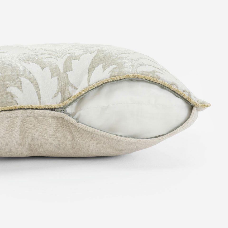 生地の色目に合わせたファスナー色を使用し、ファスナー部分に生地を片側から被せています