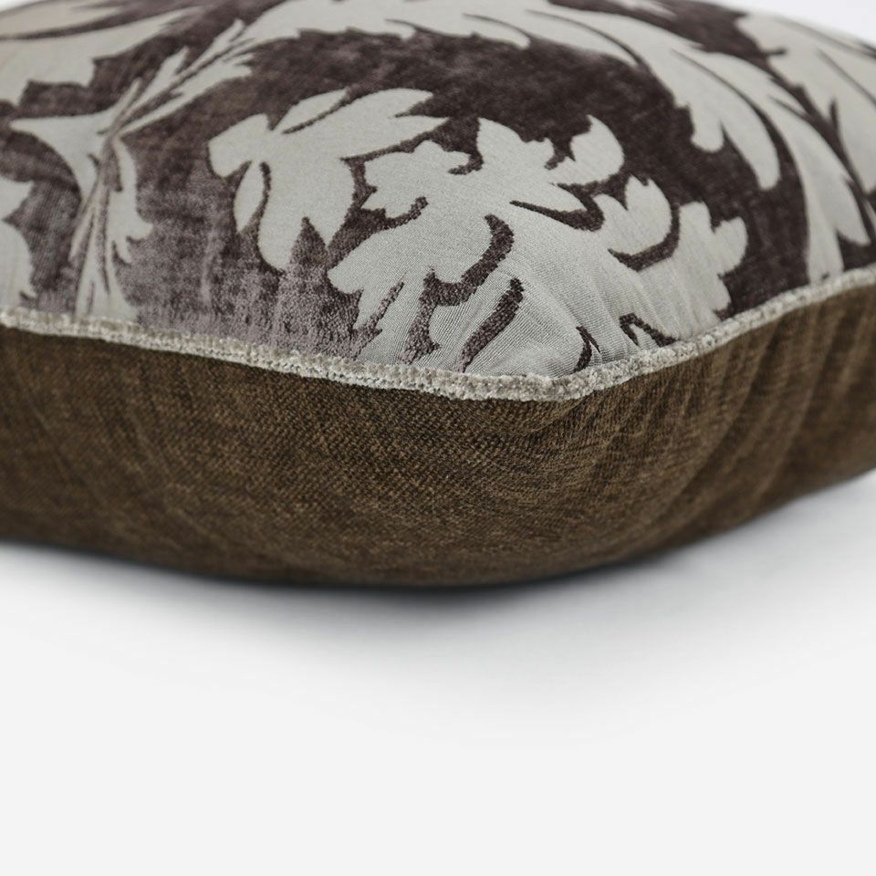 表面と裏面の異なるデザイン／ブラウン色のパイピングをつけています／表面カラー：ブラウン／裏面カラー：ブラウン