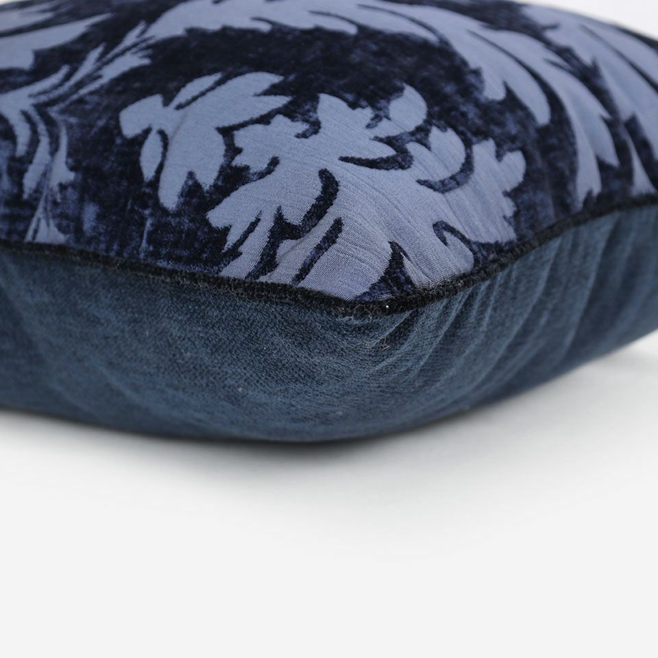 表面と裏面の異なるデザイン／ダークブルー色のパイピングをつけています／表面カラー：ダークブルー／裏面カラー：ブルー