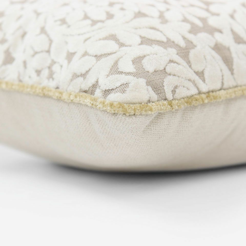 表面と裏面の異なるデザイン／ベージュ色のパイピングをつけています／表面カラー：ベージュ／裏面カラー：アイボリー