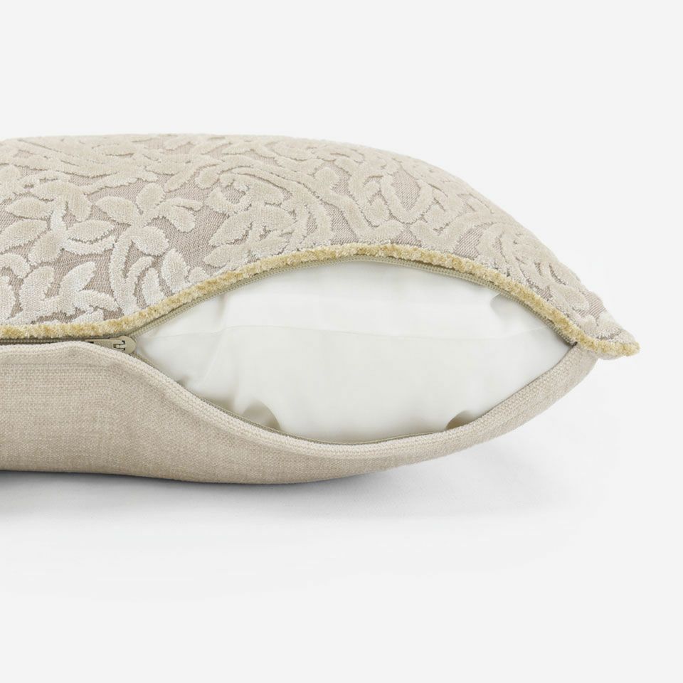 生地の色目に合わせたファスナー色を使用し、ファスナー部分に生地を片側から被せています