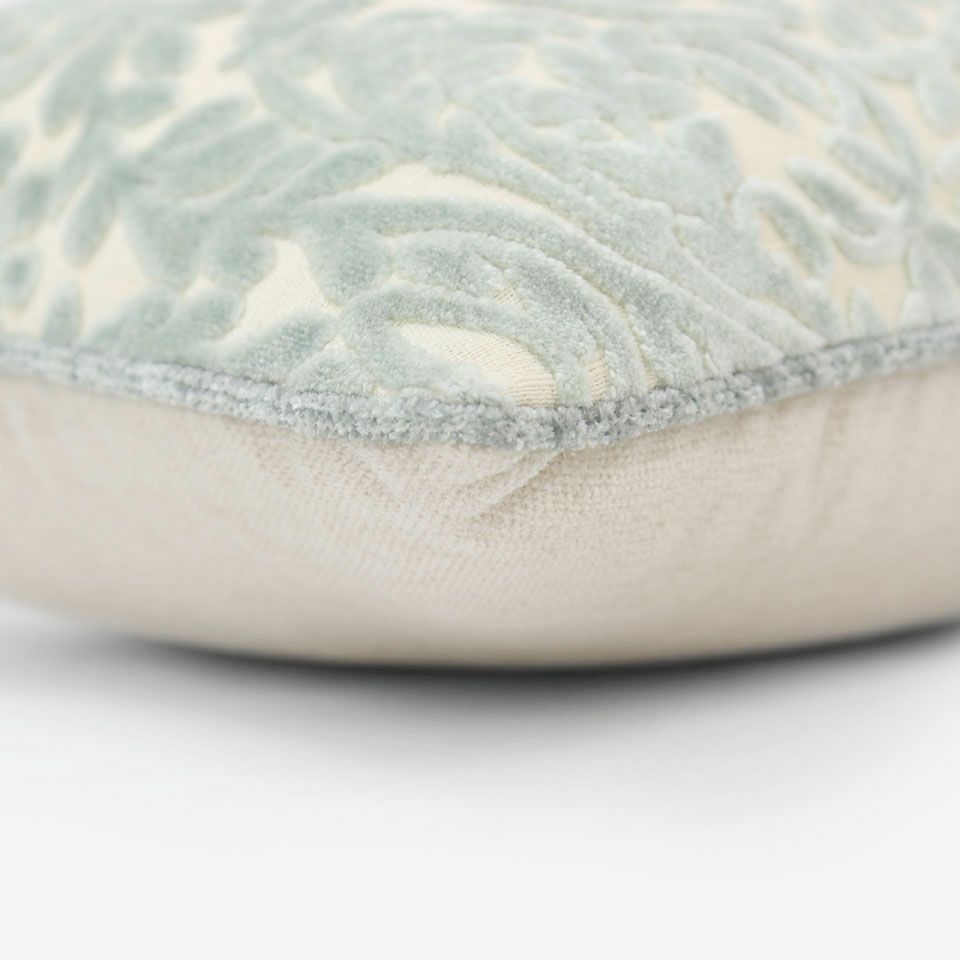 表面と裏面の異なるデザイン／ライトブルー色のパイピングをつけています／表面カラー：ライトブルー／裏面カラー：アイボリー