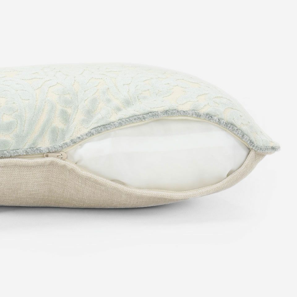 生地の色目に合わせたファスナー色を使用し、ファスナー部分に生地を片側から被せています