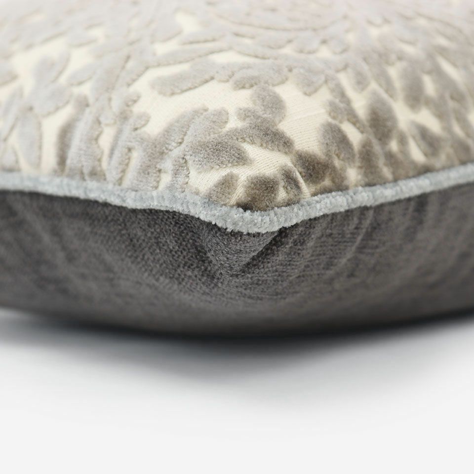 表面と裏面の異なるデザイン／グレー色のパイピングをつけています／表面カラー：グレー／裏面カラー：グレー