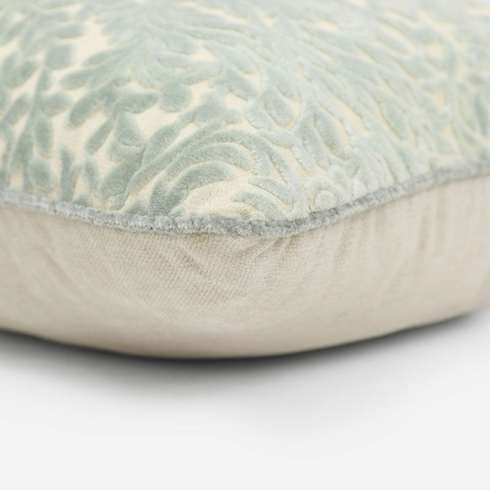 表面と裏面の異なるデザイン／ライトブルー色のパイピングをつけています／表面カラー：ライトブルー／裏面カラー：アイボリー