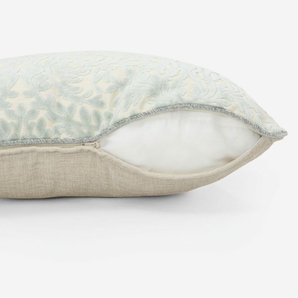 生地の色目に合わせたファスナー色を使用し、ファスナー部分に生地を片側から被せています