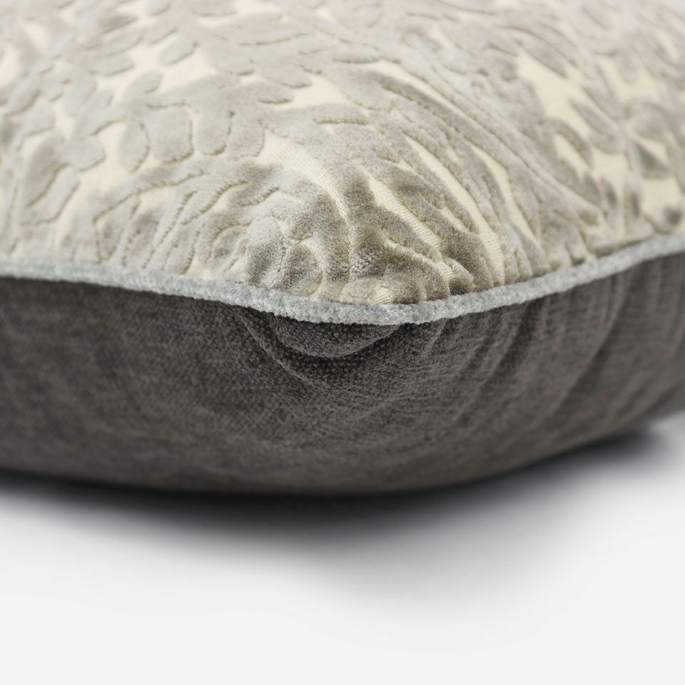 表面と裏面の異なるデザイン／グレー色のパイピングをつけています／表面カラー：グレー／裏面カラー：グレー