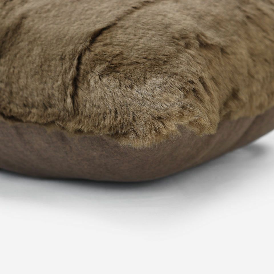 表面と裏面の異なるデザイン／周囲は縫い合わせ仕様ですっきりした表情に仕上げています／カラー：ブラウン