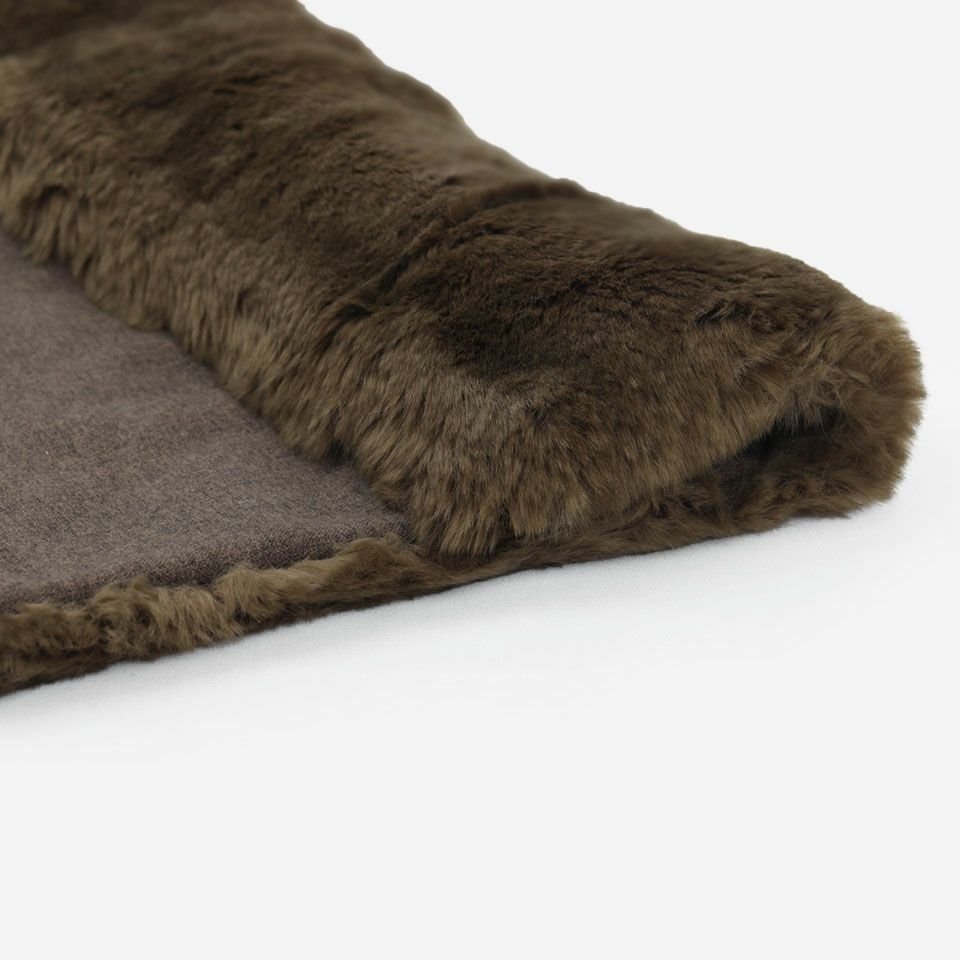 絹のように柔らかく流れるような感触のフェイクファー、高級な素材感でありながら洗えるのも嬉しいポイントです