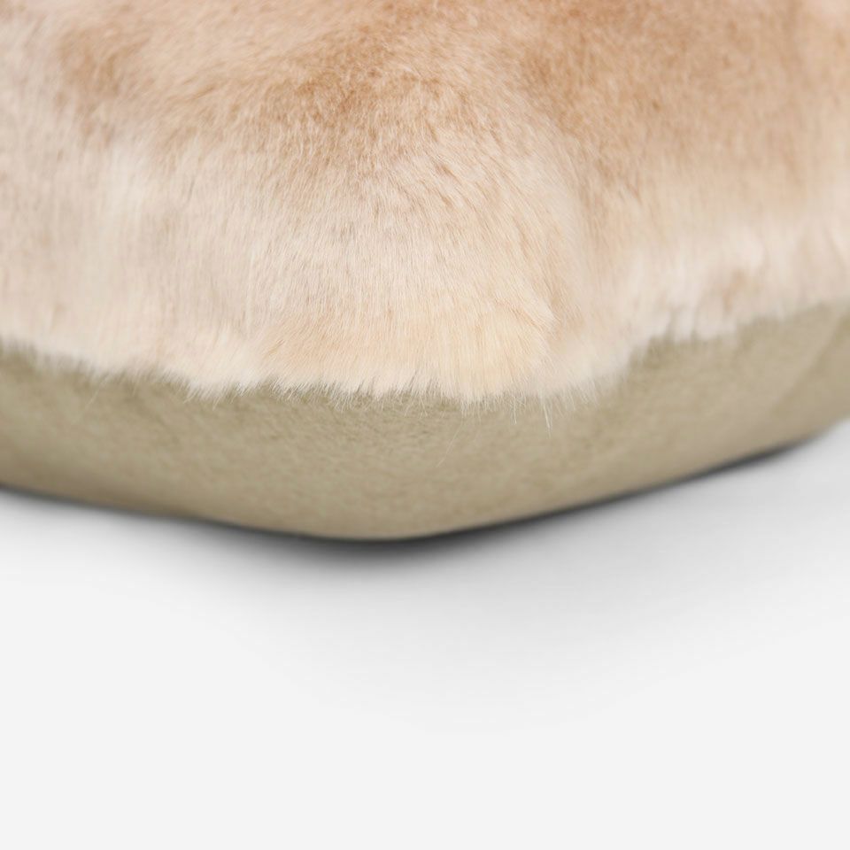 表面と裏面の異なるデザイン／周囲は縫い合わせ仕様ですっきりした表情に仕上げています／カラー：ローズ