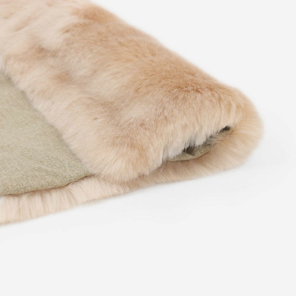 絹のように柔らかく流れるような感触のフェイクファー、高級な素材感でありながら洗えるのも嬉しいポイントです