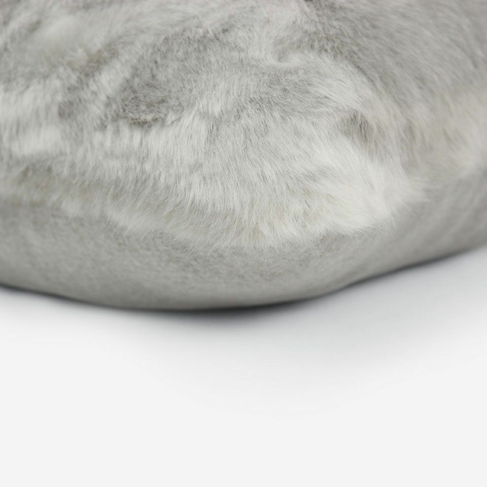 表面と裏面の異なるデザイン／周囲は縫い合わせ仕様ですっきりした表情に仕上げています／カラー：シルバー