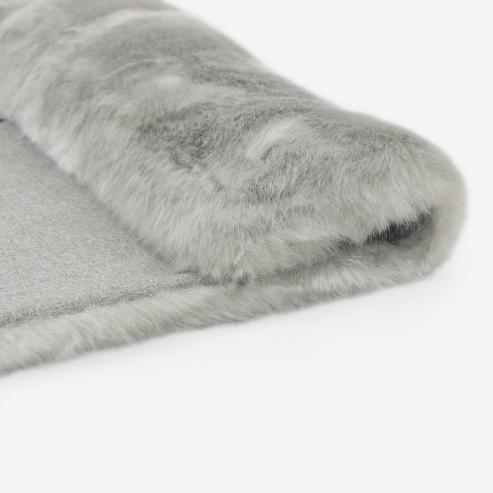 絹のように柔らかく流れるような感触のフェイクファー、高級な素材感でありながら洗えるのも嬉しいポイントです