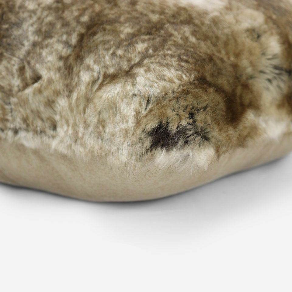 表面と裏面の異なるデザイン／周囲は縫い合わせ仕様ですっきりした表情に仕上げています／カラー：ベージュ