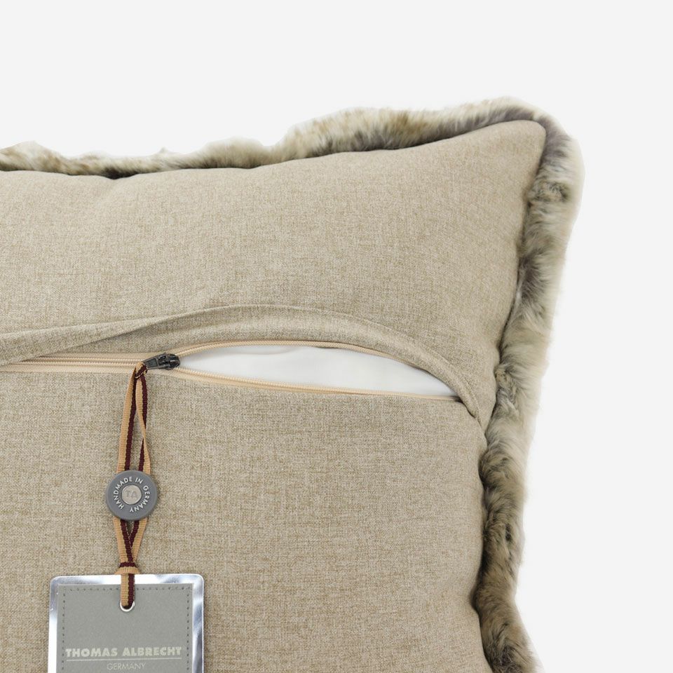 生地の色目に合わせたファスナー色を使用し、ファスナー部分に生地を片側から被せています