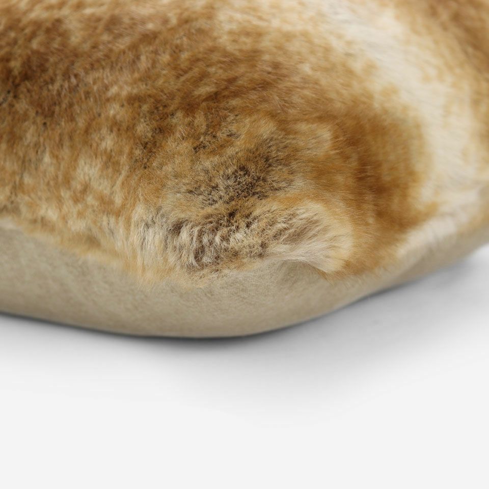 表面と裏面の異なるデザイン／周囲は縫い合わせ仕様ですっきりした表情に仕上げています／カラー：ブラウン