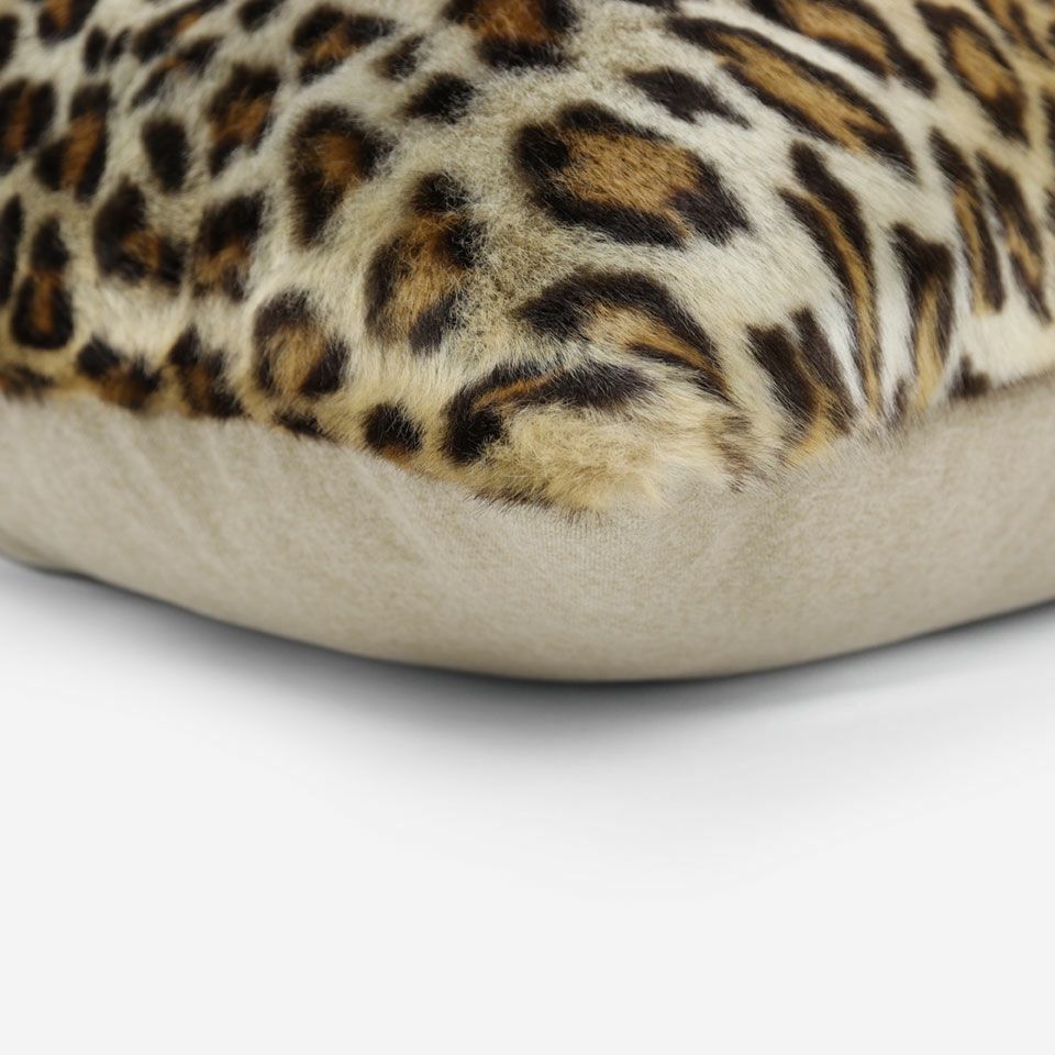 表面と裏面の異なるデザイン／周囲は縫い合わせ仕様ですっきりした表情に仕上げています／カラー：ベージュ