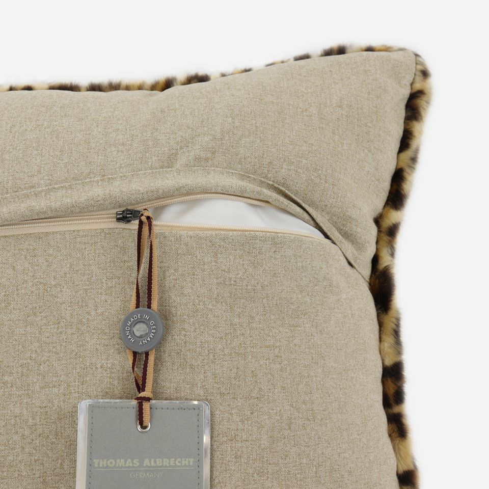 生地の色目に合わせたファスナー色を使用し、ファスナー部分に生地を片側から被せています