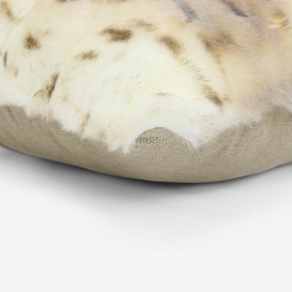 表面と裏面の異なるデザイン／周囲は縫い合わせ仕様ですっきりした表情に仕上げています／カラー：アイボリー