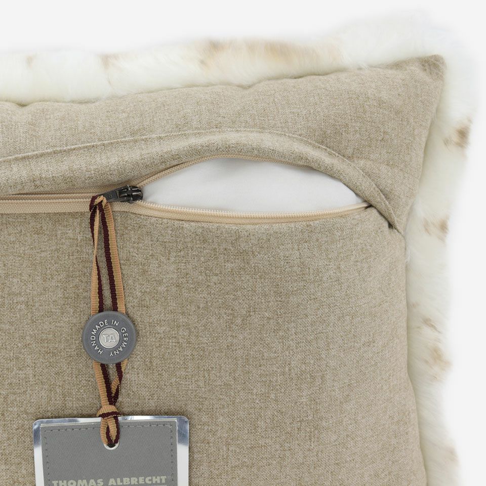 生地の色目に合わせたファスナー色を使用し、ファスナー部分に生地を片側から被せています