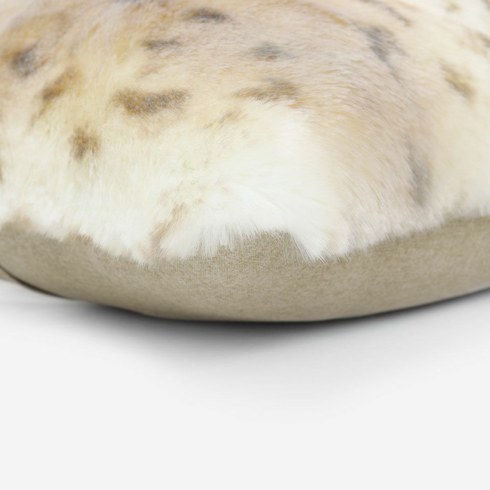 表面と裏面の異なるデザイン／周囲は縫い合わせ仕様ですっきりした表情に仕上げています／カラー：アイボリー