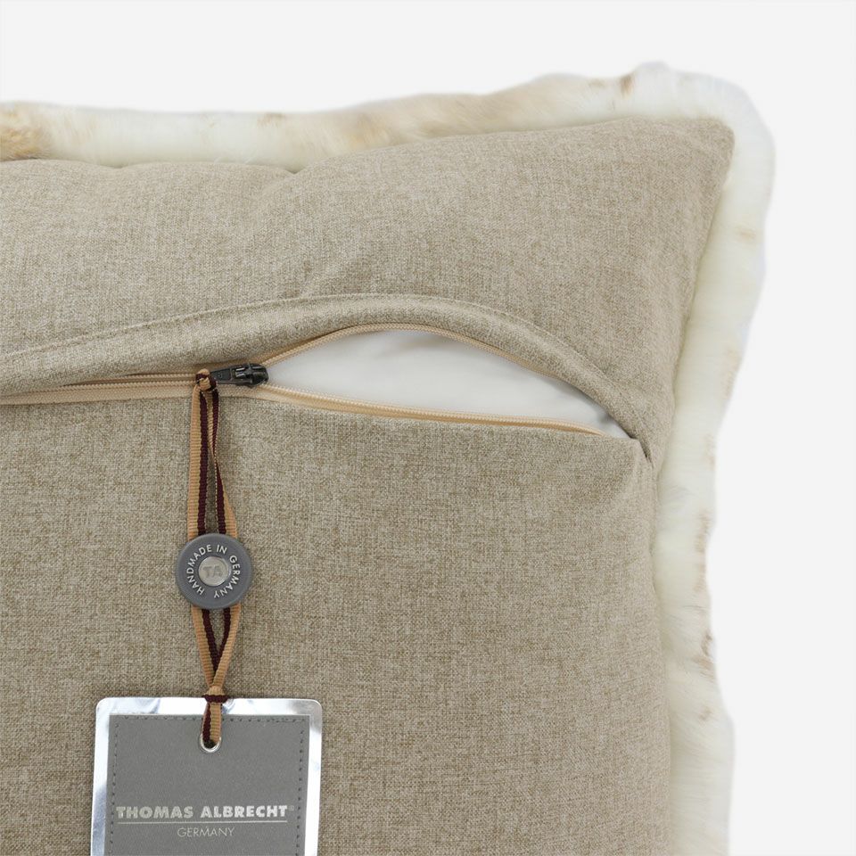 生地の色目に合わせたファスナー色を使用し、ファスナー部分に生地を片側から被せています