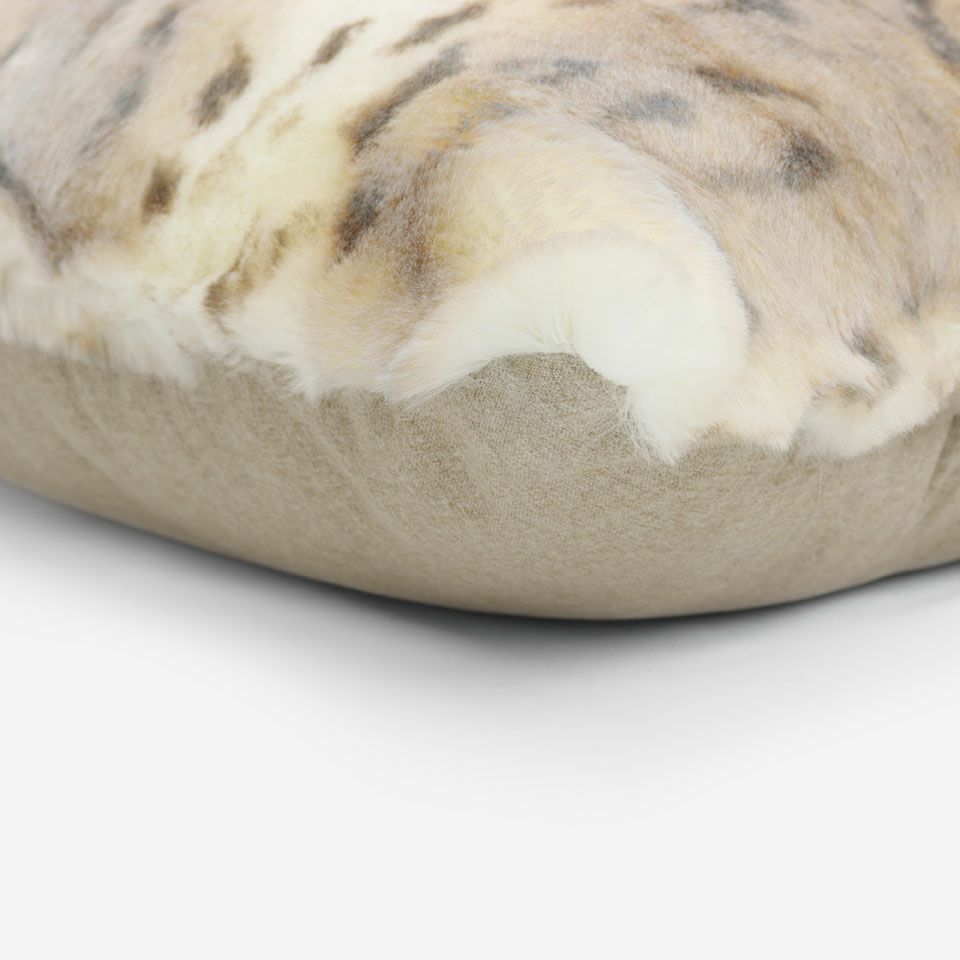 表面と裏面の異なるデザイン／周囲は縫い合わせ仕様ですっきりした表情に仕上げています／カラー：アイボリー