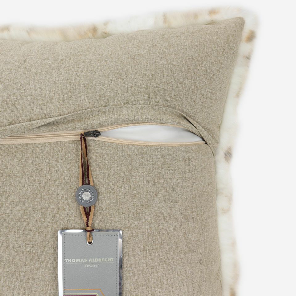 生地の色目に合わせたファスナー色を使用し、ファスナー部分に生地を片側から被せています