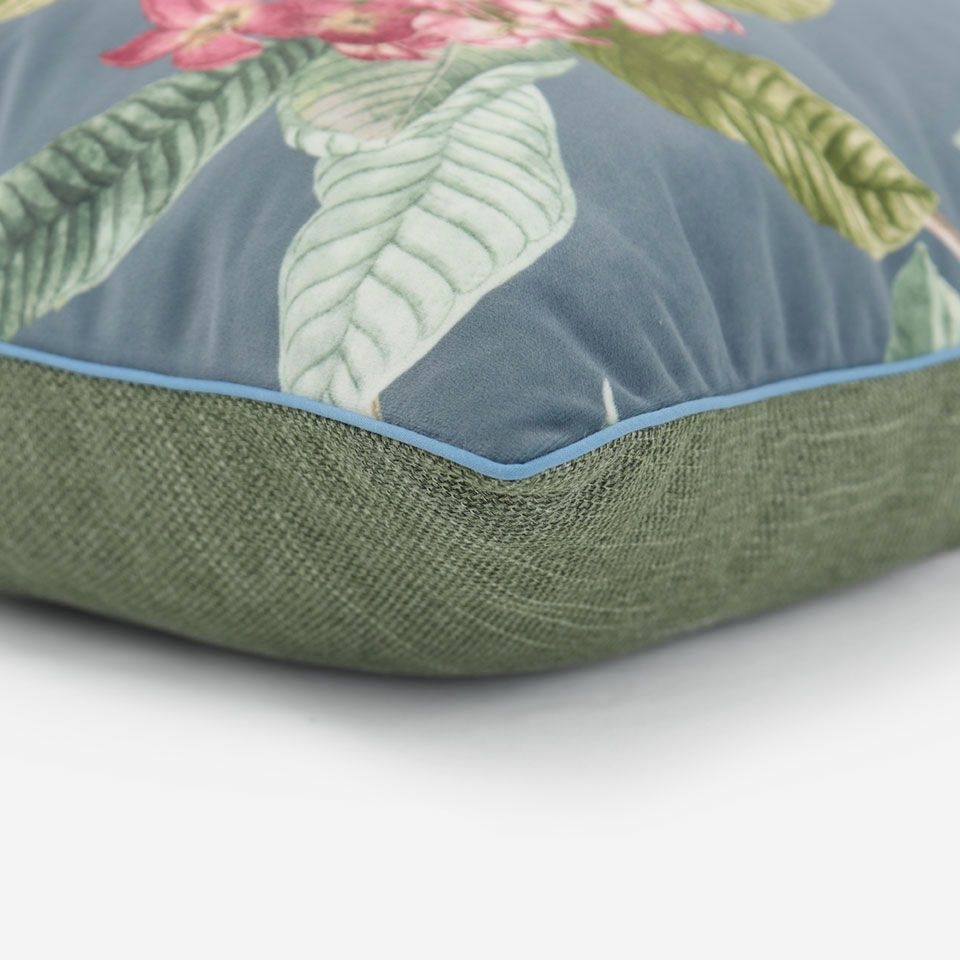 表面と裏面の異なるデザイン／ブルー色のパイピングをつけています／表面カラー：ブルー／裏面カラー：グリーン