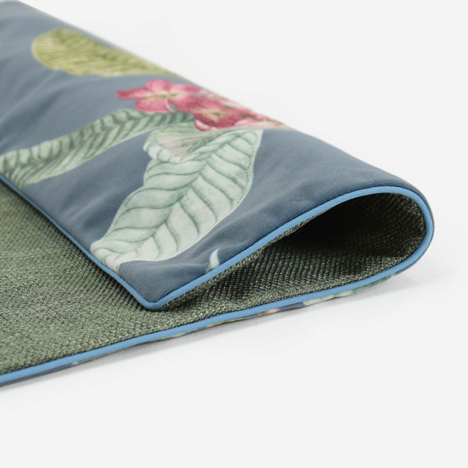 ポリエステルベルベットの生地にプリントを施した高級感が漂うインポート生地は、思わず目を惹くデザインとなっています