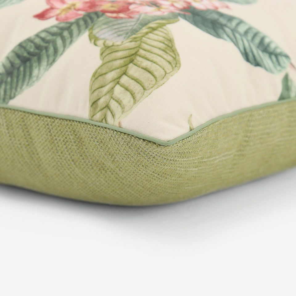 表面と裏面の異なるデザイン／ライトグリーン色のパイピングをつけています／表面カラー：アイボリー／裏面カラー：イエローグリーン