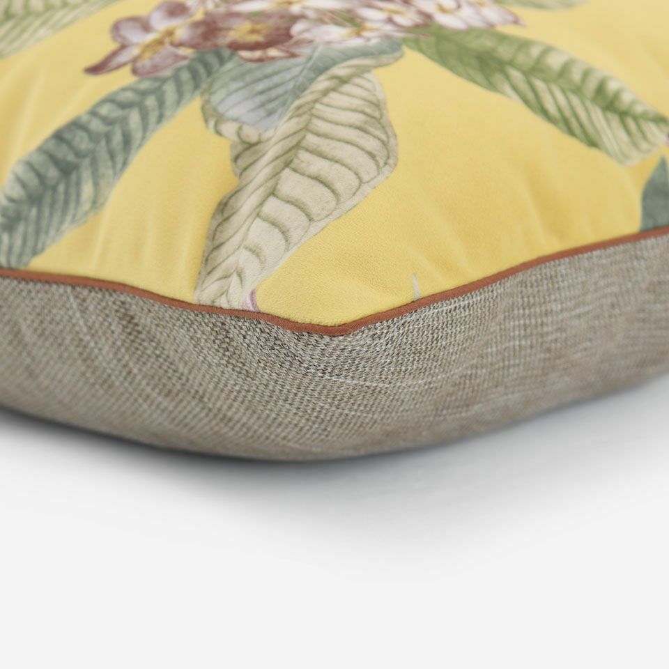 表面と裏面の異なるデザイン／ブラウン色のパイピングをつけています／表面カラー：イエロー／裏面カラー：ブラウン