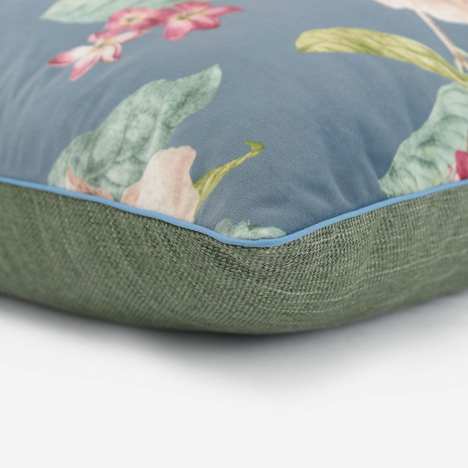 表面と裏面の異なるデザイン／ブルー色のパイピングをつけています／表面カラー：ブルー／裏面カラー：グリーン