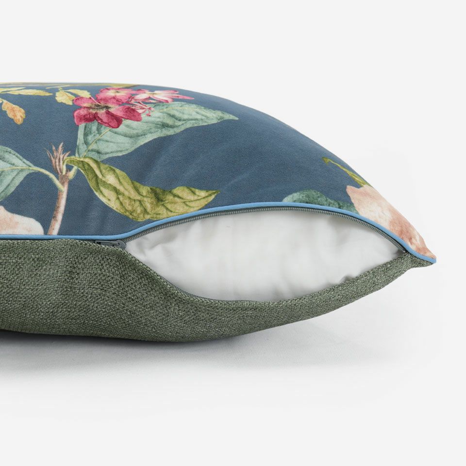 生地の色目に合わせたファスナー色を使用し、ファスナー部分に生地を片側から被せています