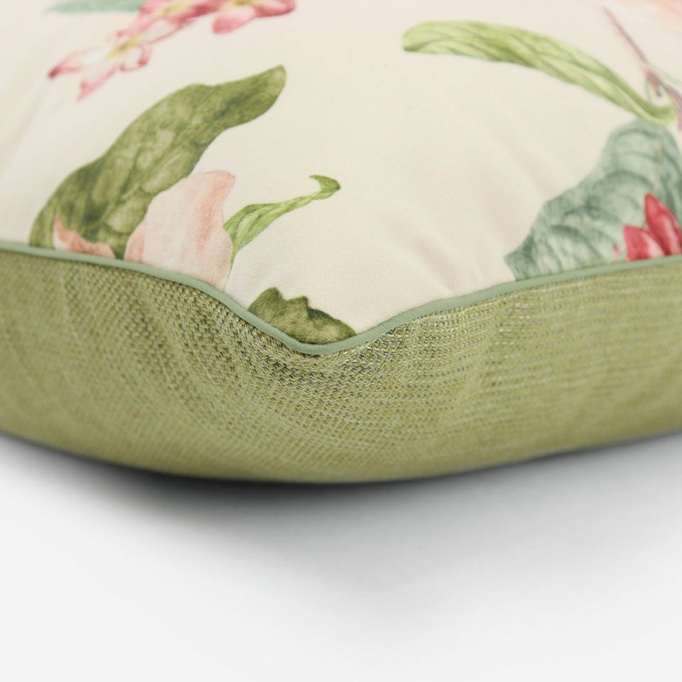 表面と裏面の異なるデザイン／ライトグリーン色のパイピングをつけています／表面カラー：アイボリー／裏面カラー：イエローグリーン